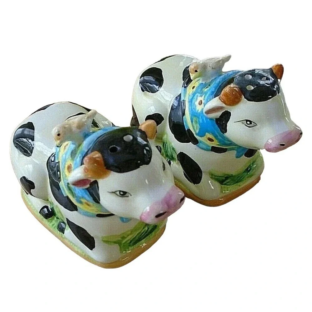 Cows Bulls Laying Down with Sunflower Bandannas & Birds Salt & Pepper‎ Shakers